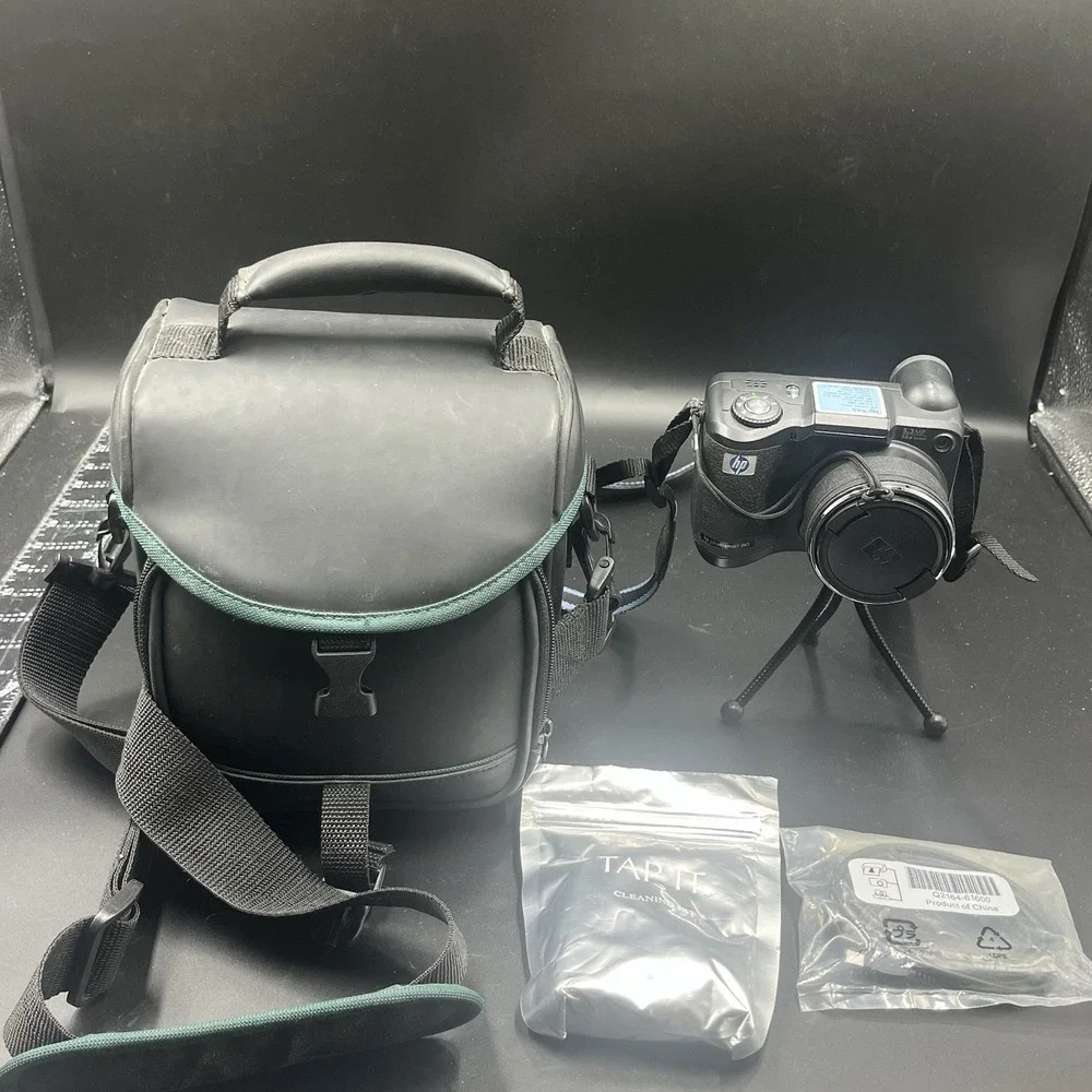 HP PhotoSmart‎ 945 5.3MP Digital Camera 8xOptical Zoom GRLYB-0310 w/ Accessories